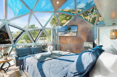 1 bedroom, free WiFi, bed sheets. Resort-Style Dome - Pool + Hot Tub + 5 Min to Beach