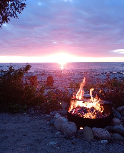 Lakefront log cabin in the woods!