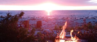 Lakefront log cabin in the woods!