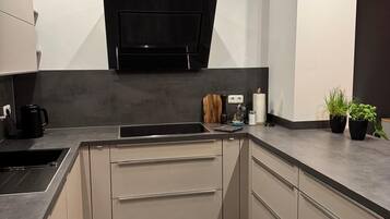 Microondas, horno, parrilla de estufa y lavavajillas