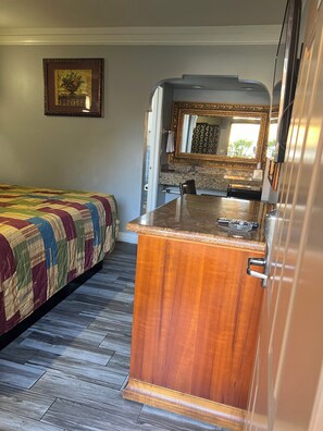 Basic Room | Desk, laptop workspace, free WiFi - Amber Motel (Inglewood)