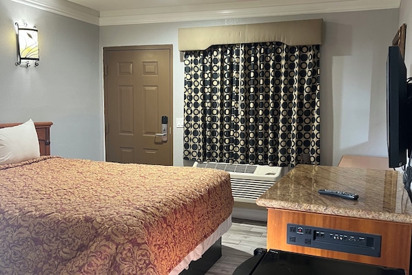 Eenvoudige kamer | Een bureau, een laptopwerkplek, gratis wifi