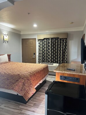 Basic Room | Desk, laptop workspace, free WiFi