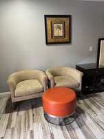 Escritorio, espacio para trabajar con laptop y wifi gratis 