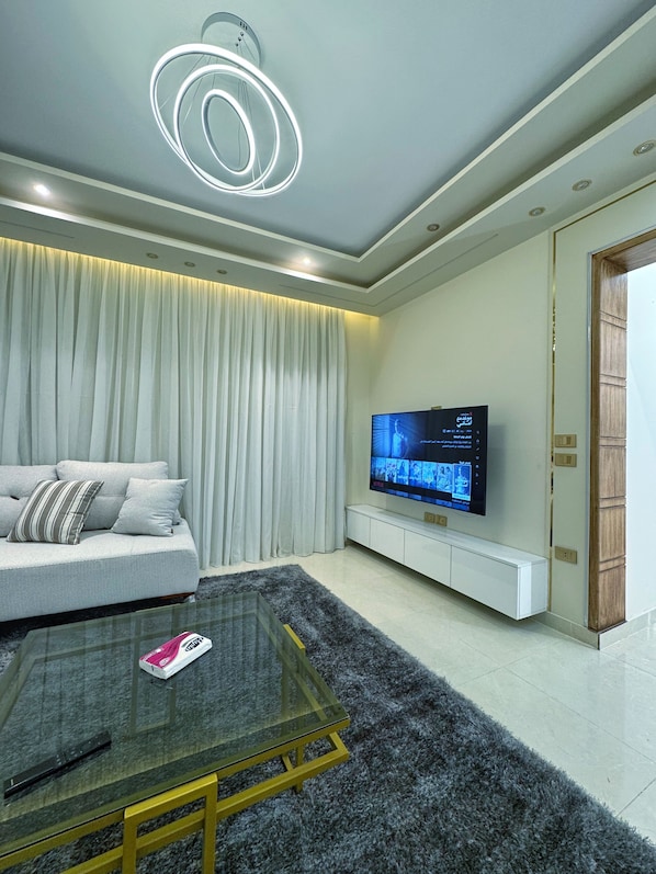 Smart TV, fireplace