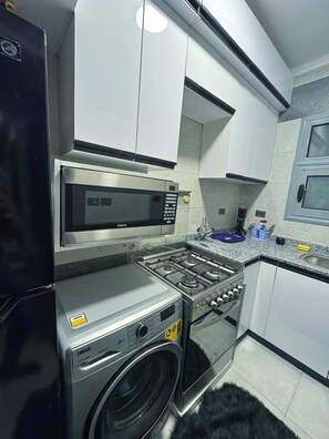 Réfrigérateur, micro-ondes, four, plaque de cuisson