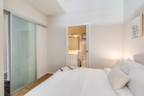 1 habitación, escritorio, tabla de planchar con plancha y wifi 