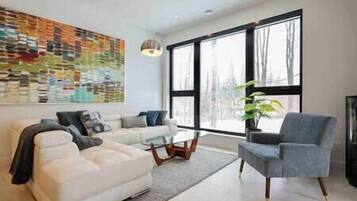 Tv, eldstad och ett bordtennisbord