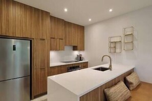 Fridge, microwave, oven, stovetop - Les Repères # 110 Condo Spa & Piscine (Orford)