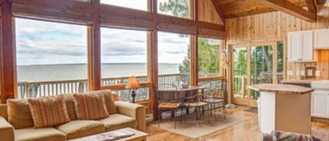 Televisio, DVD-soitin, kirjoja, videokirjasto