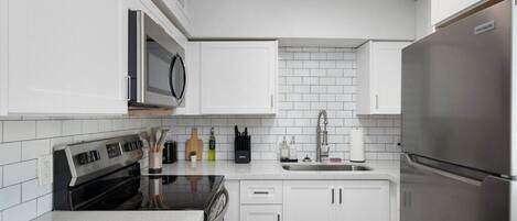 Réfrigérateur, micro-ondes, four, plaque de cuisson