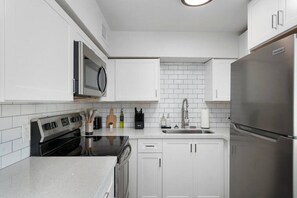 Een koelkast, een magnetron, een oven, een kookplaat