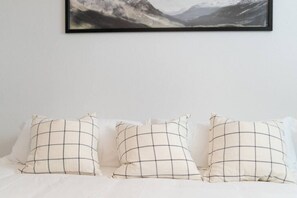 2 slaapkamers, een bureau, een strijkplank/strijkijzer, wifi