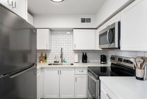 Refrigerador, microondas, horno y parrilla de estufa