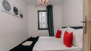 Căn hộ Deluxe, ban công, quang cảnh sân vườn | 1 phòng ngủ, bàn ủi/dụng cụ ủi quần áo