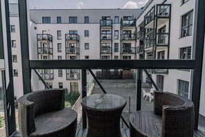 Lägenhet Deluxe - balkong - utsikt mot innergården | Utsikt mot innergård