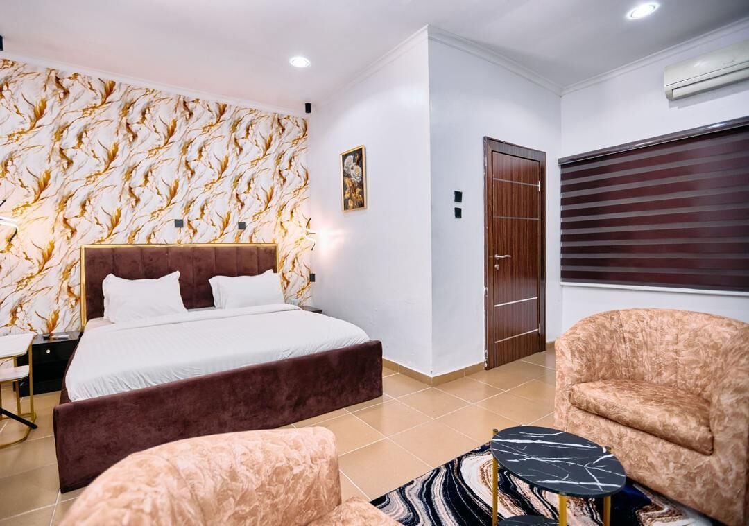 4 bedrooms, desk, iron/ironing board, WiFi