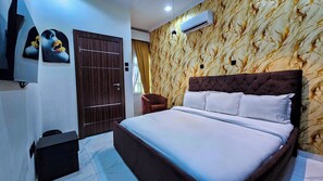 4 bedrooms, desk, iron/ironing board, WiFi