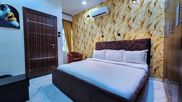 4 makuuhuonetta, työpöytä, silitysrauta/-lauta, Wi-Fi