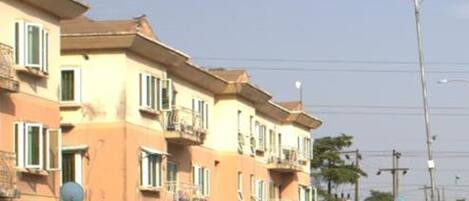 Parkplätze auf dem Gelände