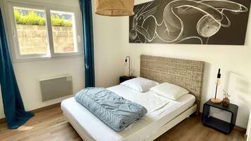 3 chambres, fer et planche Ă repasser, lit parapluie