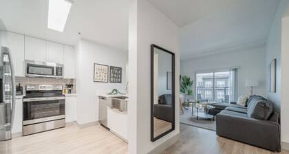 4BR Modern Apt Central Location near Spectrum Std