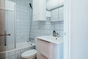 Douche, sèche-cheveux, serviettes fournies