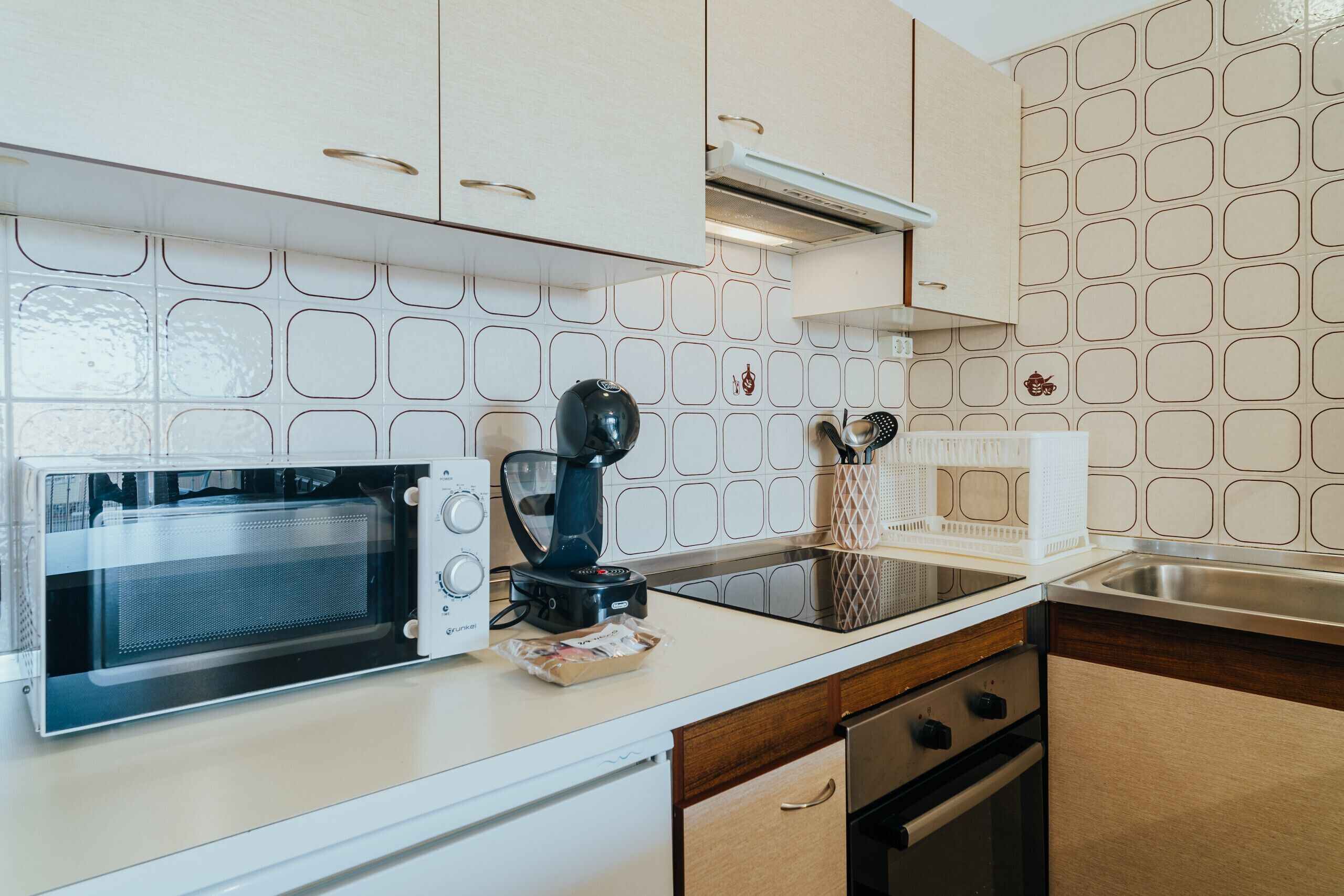 Kylskåp, mikrovågsugn, ugn och kaffe- och tebryggare