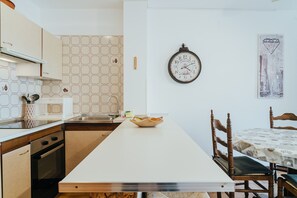 Fridge, microwave, oven, coffee/tea maker