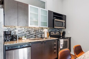 Køleskab, mikrobølgeovn, ovn, kogeplade