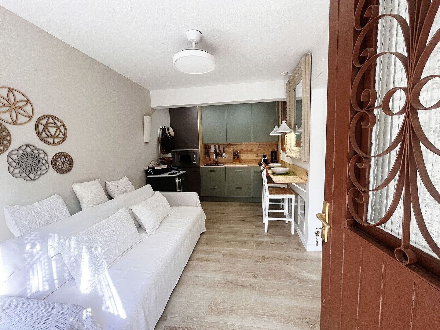 Tabla de planchar con plancha, wifi gratis y ropa de cama 