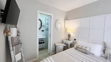 Tabla de planchar con plancha, wifi gratis y ropa de cama