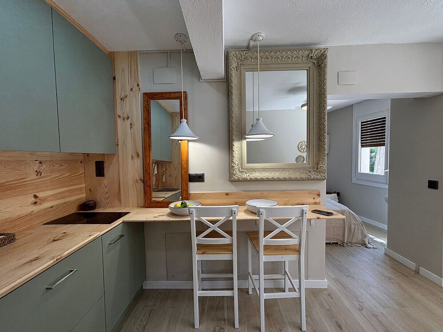 Refrigerador, microondas, cafetera y tetera y utensilios de cocina 