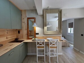 Jääkaappi, mikroaaltouuni, kahvin-/teenkeitin