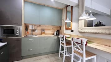 Refrigerador, microondas, cafetera y tetera y utensilios de cocina