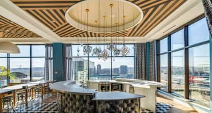 City Club 2Bedroom •Pool +Gym •Walk to Carew Tower