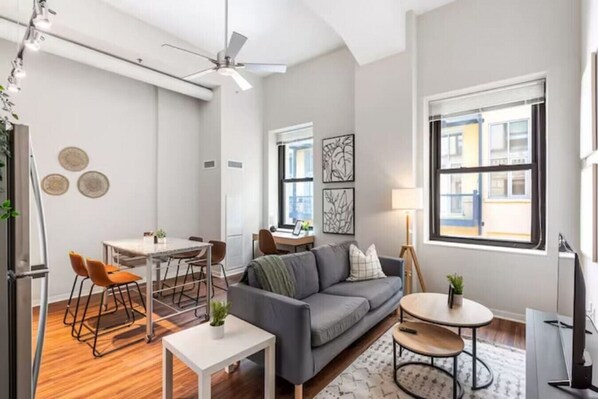 Televisión y chimenea 