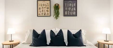 2 bedrooms, desk, iron/ironing board, WiFi