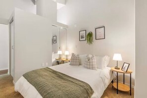 2 habitaciones, escritorio, tabla de planchar con plancha y wifi