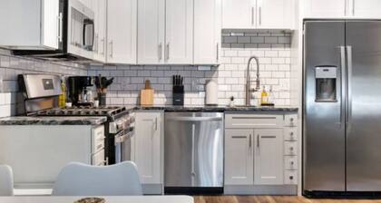 Modern 2BR East Liberty Apt | Parking • Smart TV • CMU