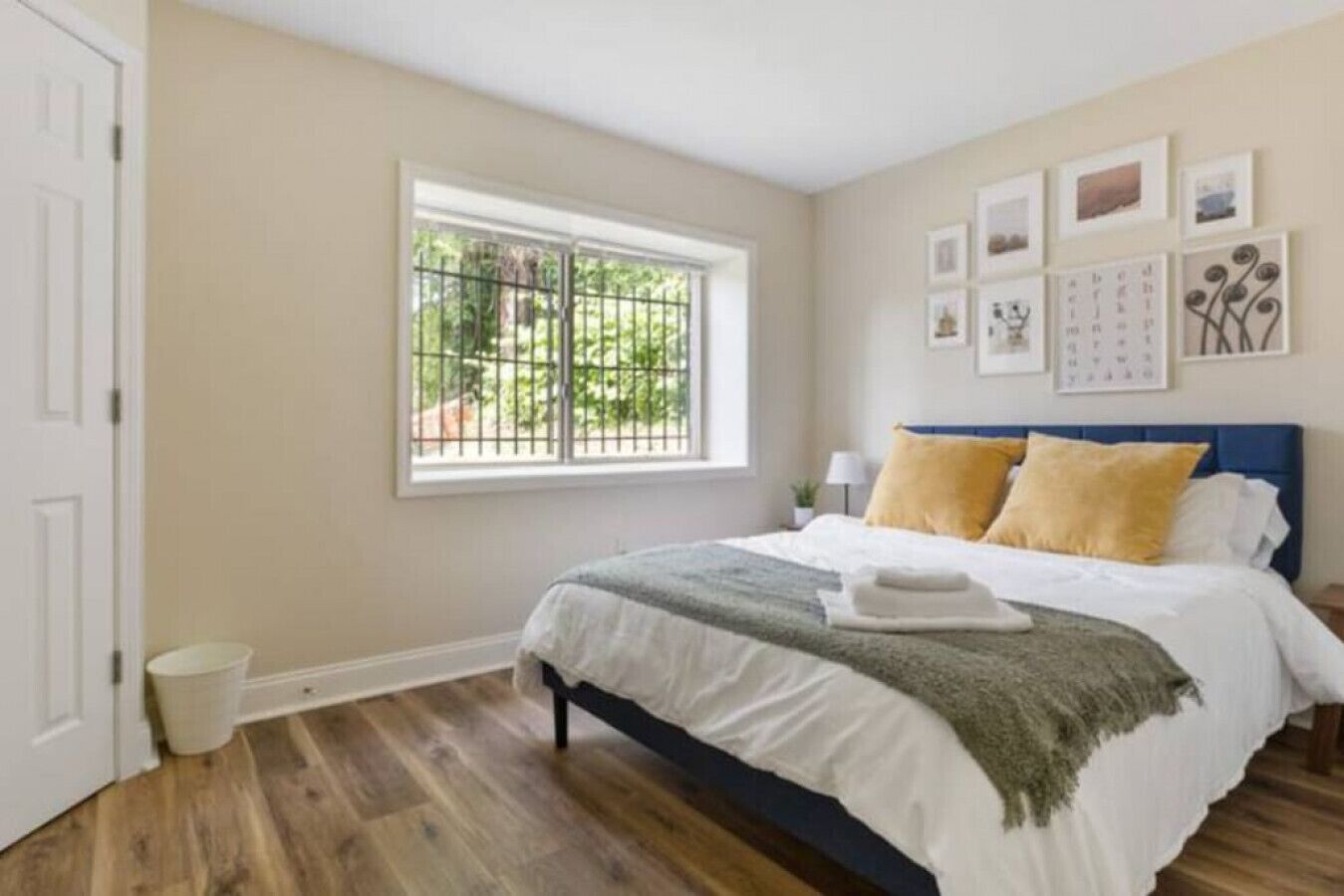 2 bedrooms, desk, iron/ironing board, WiFi