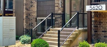 Modern 2BR in East Liberty | Queen Beds • Parking