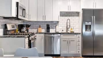 Fridge, microwave, stovetop, dishwasher
