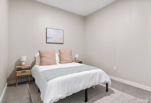 2 habitaciones, escritorio, tabla de planchar con plancha y wifi gratis 