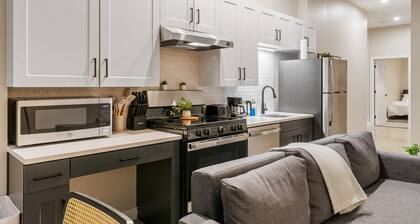 2 Bedroom Steps from Music Hall & Findlay Market
