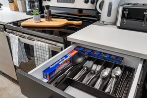 Réfrigérateur, four à micro-ondes, surface de cuisson, lave-vaisselle