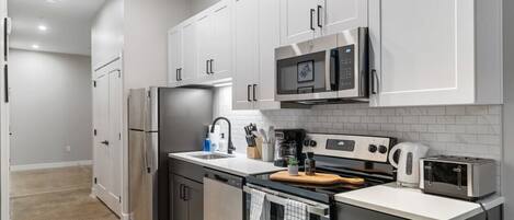 Refrigerador, microondas, parrilla de estufa y lavavajillas