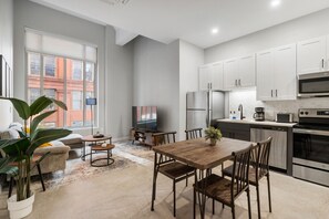 Fridge, microwave, stovetop, dishwasher - 2BR Near Fountain Sq.+ Carew Tower Deck | Downtown (Cincinnati)