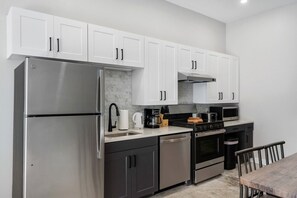 Refrigerador, microondas, horno y parrilla de estufa