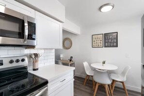 Refrigerador, microondas, placa de cocina, cafetera/tetera